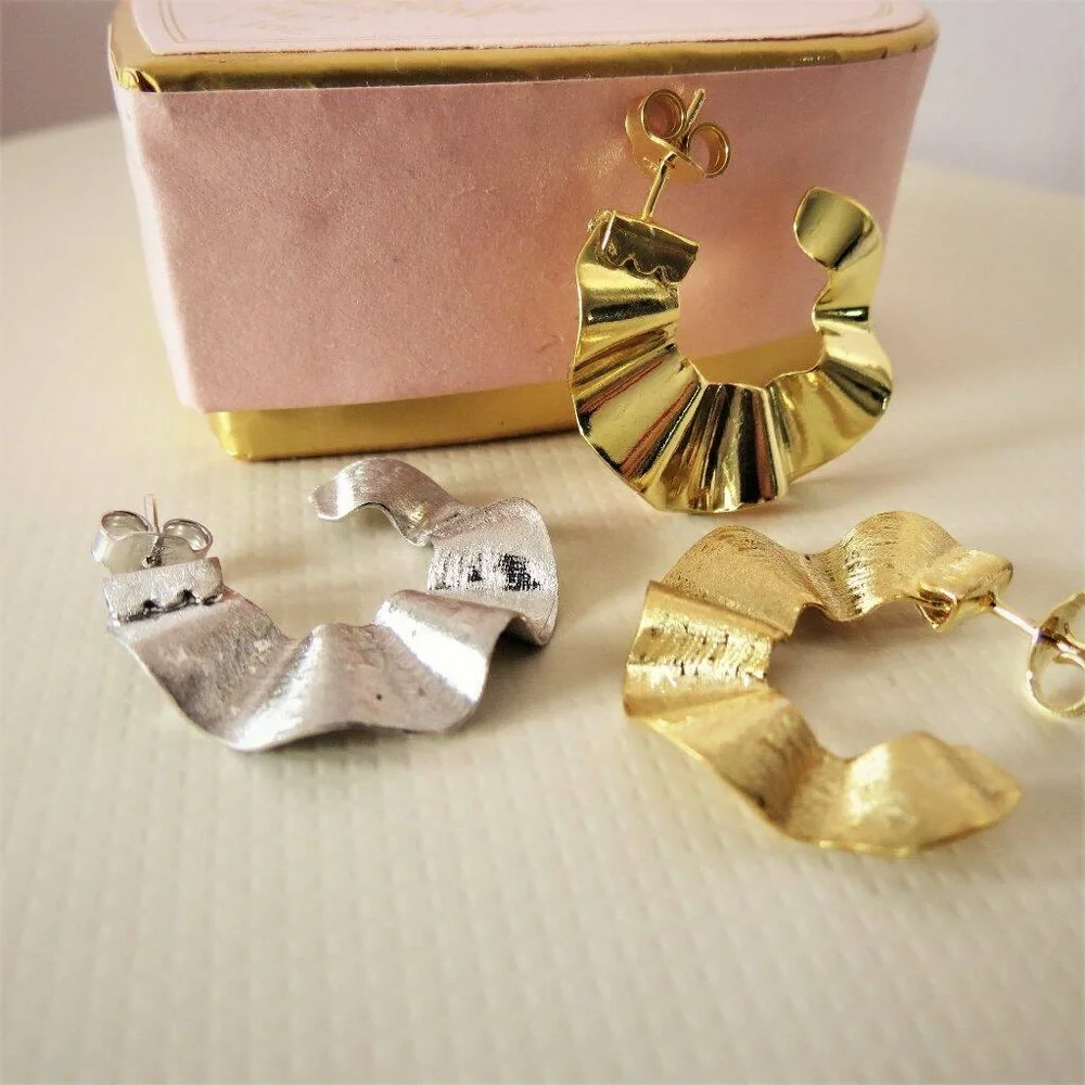 Stella & Dot Chunky Wavy Gold Plated Hoop Earring - Picture 4 of 4